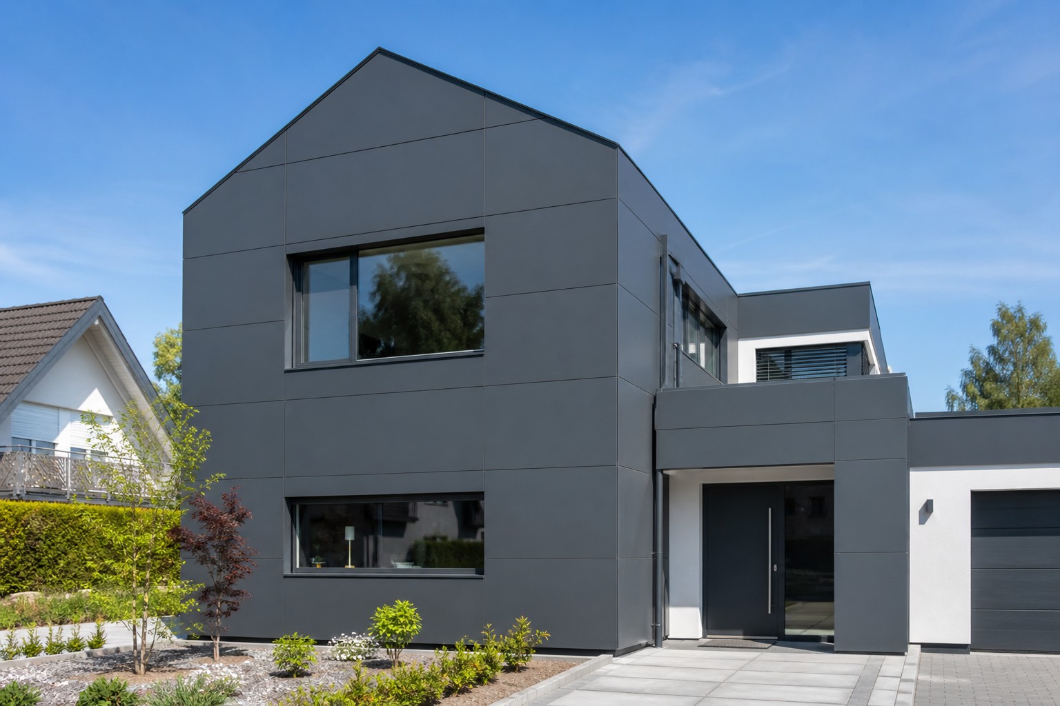 Modernes Einfamilienhaus mit anthrazitgrauer Aluverbund-Fassadenverkleidung