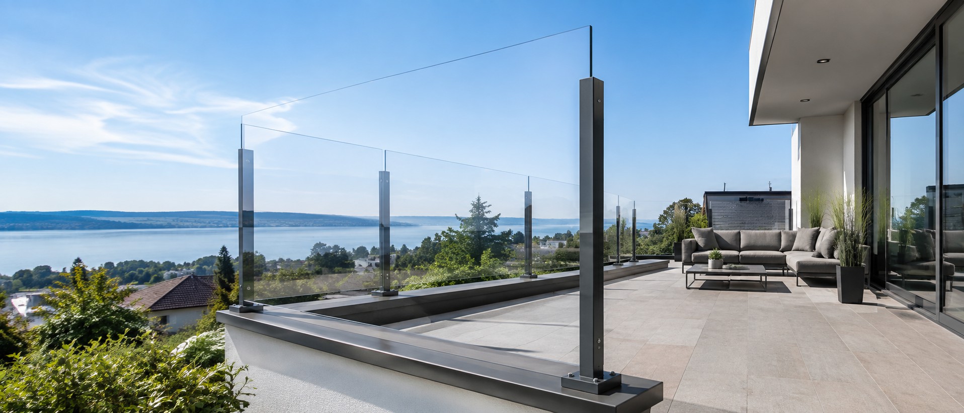 Acrylglas-Windschutz am Balkon — klare PMMA-Platte